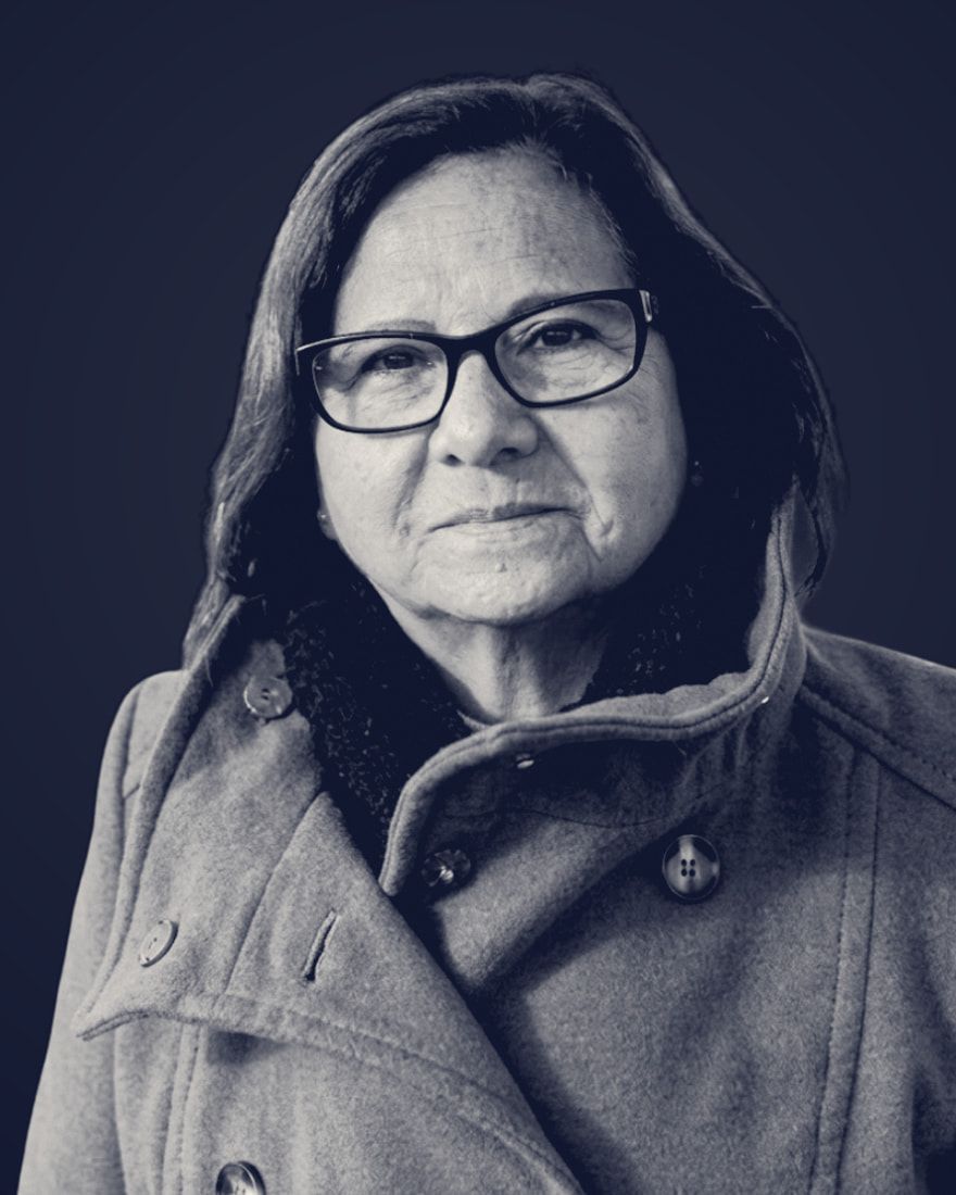 Retrato de Eliete Namico Tamura Aranha, em duotone azul-marinho