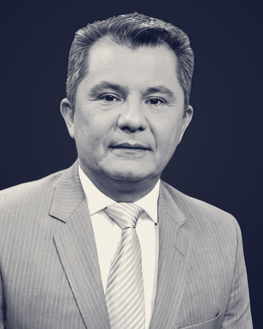 Retrato de Giuliano Tamura Aranha, em duotone azul-marinho