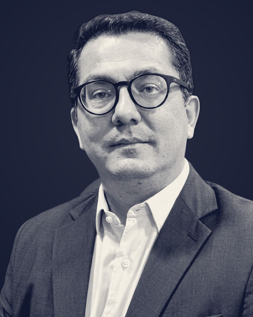 Retrato de Mateus Tamura Aranha, em duotone azul-marinho
