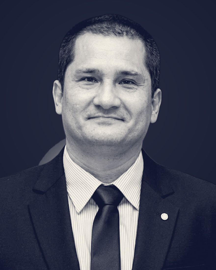 Retrato de Maurício Tamura Aranha, em duotone azul-marinho